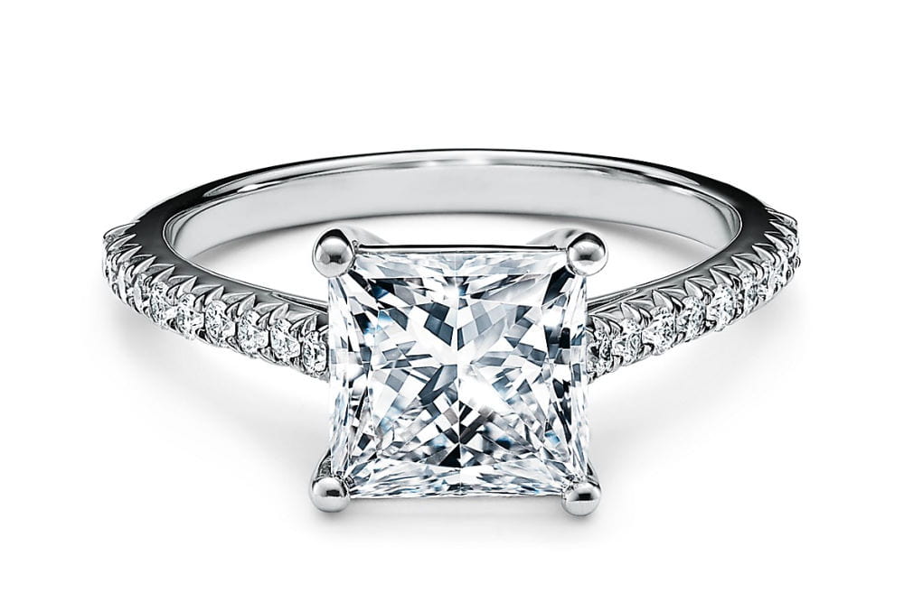 Como encontrar o anel de noivado de diamante com corte princesa perfeito