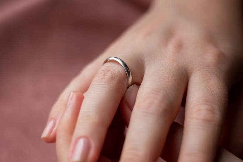 Cómo hacer un anillo más pequeño sin cambiar el tamaño: los 8 mejores consejos