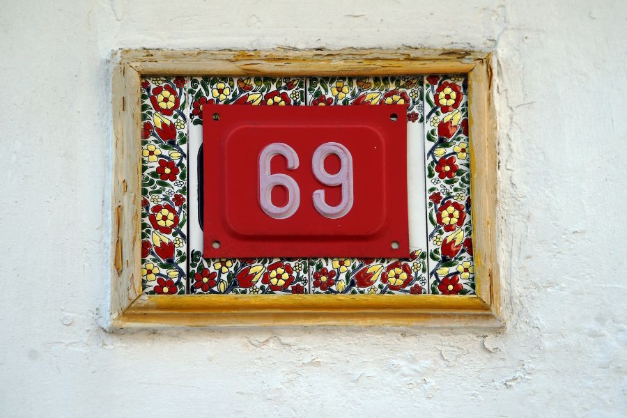 69 ანგელოზის ნომრის მნიშვნელობა (ტყუპი ალი, ფული, სიყვარული + მეტი!)