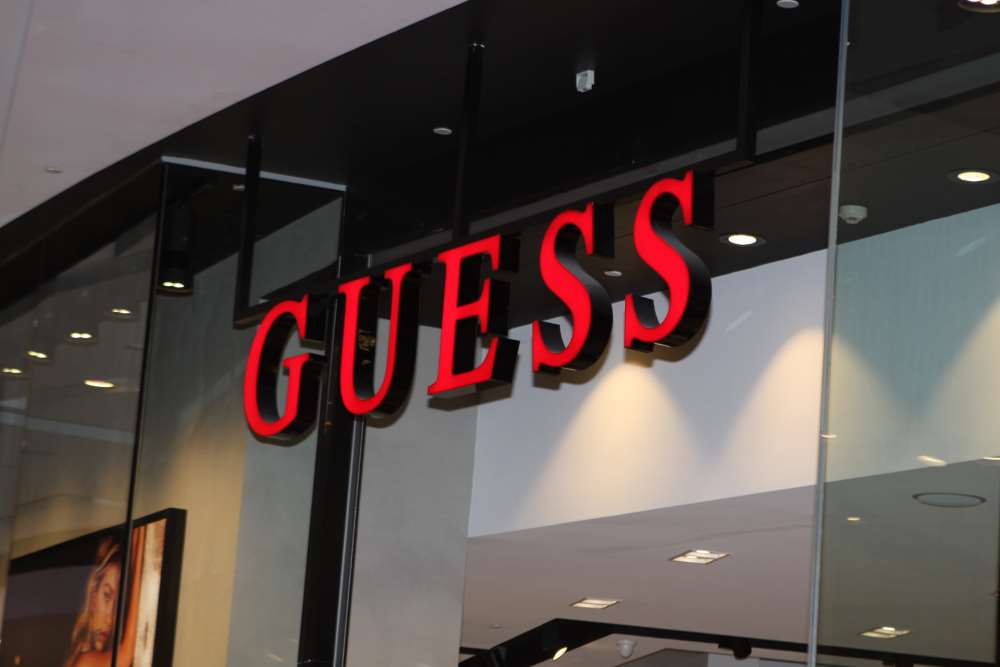 Является ли GUESS брендом класса люкс? Все подробности, которые необходимо знать