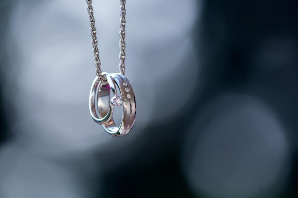 Die 8 Gründe, warum Menschen einen Ring an einer Halskette tragen
