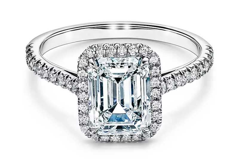 5 raisons d'acheter une bague de fiançailles en diamant taille émeraude