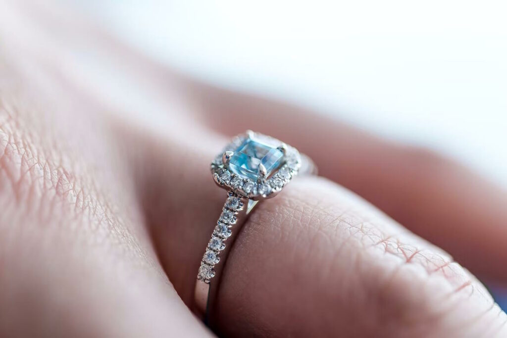 Kojim prstom ide prsten obećanja? Etiquette Explained